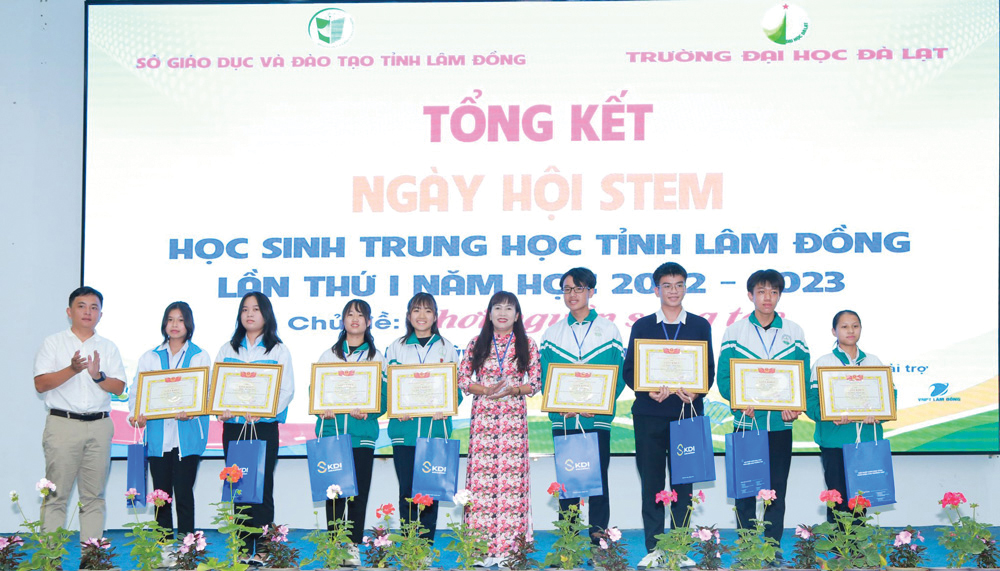 Giám đốc Sở Giáo dục và Đào tạo Phạm Thị Hồng Hải trao giải Nhất cho Trường THPT Đơn Dương tại Ngày hội STEM Lâm Đồng lần thứ I
