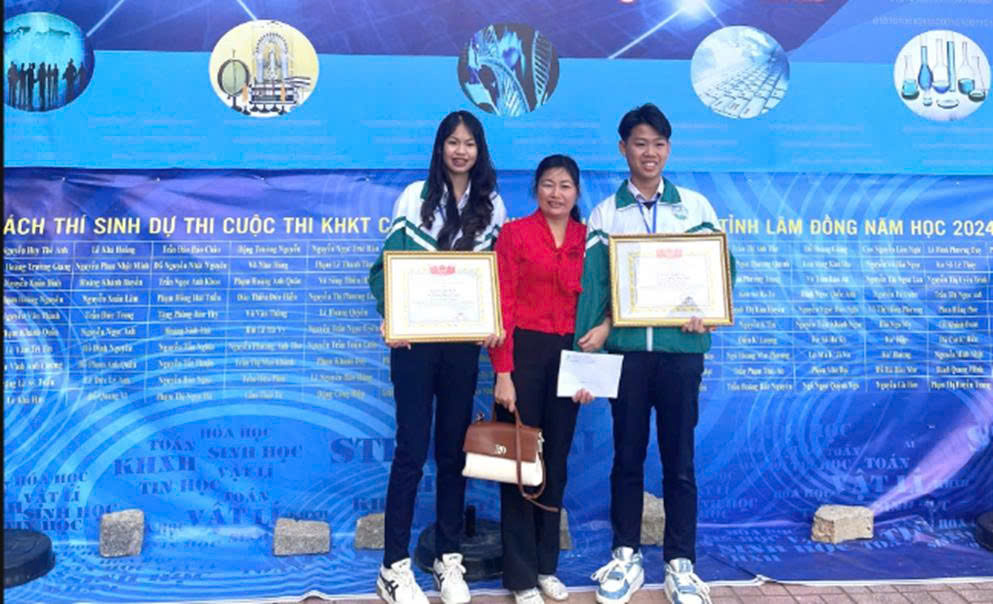 Hoàng Khánh Huyền, Phan Nguyễn Nhật Minh và cô Nguyễn Thị Thanh Nga, người hướng dẫn các em nghiên cứu đề tài