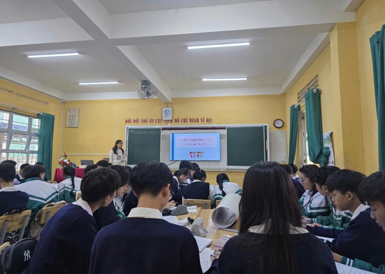 Cô Cao Thị Thu Trâm trực tiếp thực hiện tiết: Khảo sát sự biến thiên và vẽ đồ thị hàm số phân thức.