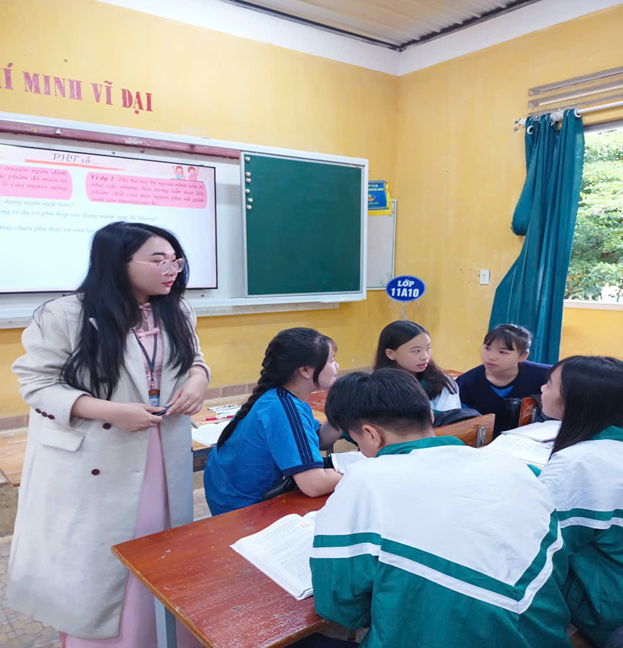 Cô Dương Mai Hoa  trực tiếp thực hiện tiết: Cấu trúc của văn bản nghị luận