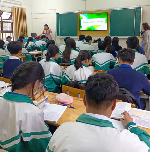 Cô Nguyễn Thị Hồng Ngọc, GVBM Ngữ văn đã đại diện tổ bộ môn Văn-Sử-Địa-GDKT&PL thực hiện tiết Nghiên cứu bài học tại lớp 11A6