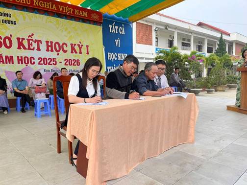 Có thể là hình ảnh về ‎một hoặc nhiều người và ‎văn bản cho biết '‎IU NGHIA VIỆT VIỆTNAM ĐỐNG DƯƠNG VTa ơ KẾT HỌC HỌCKII κήι M HỌC 2025 2026 Đơn Dương 19 tháng TẤTCẢ CẢ VÌ HỌCSINP SINP HỌC مثسم‎'‎‎