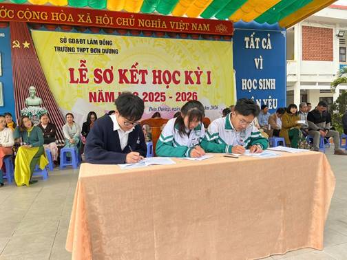 Có thể là hình ảnh về một hoặc nhiều người, mọi người đang học và văn bản cho biết 'NG ỚC CỘNG HÒA XÃ HỘI CHỦ NGHĨA VIỆT NAM SỞ GD&ĐT LÂM ĐỒNG TRƯỞNG THPT ĐƠN DƯƠNG LỄ SƠ KẾT HỌC ι NĂM 2025- 2026 Đơn Dương, ĐonDưong.ngàhny ngày TẤTCẢ CẢ VÌ HỌC HỌCSINH SINH YYÊU จัด 2026 M'